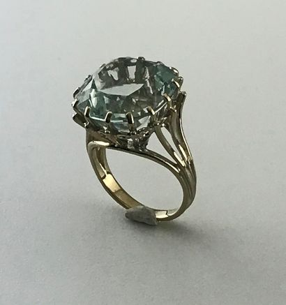 Ring in white gold 750°/°° set with a faceted...