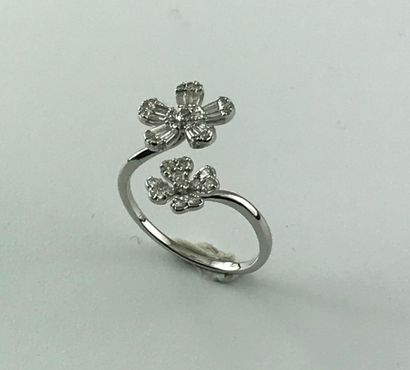 Crossed ring in white gold 750°/°° with 2...