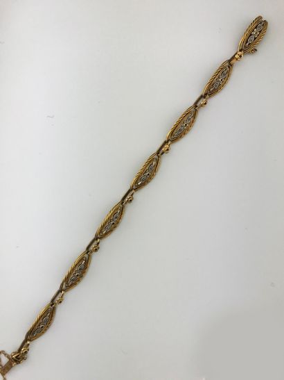 Gold and platinum bracelet with oval links...