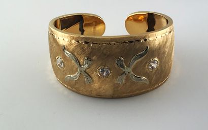 Cuff bracelet in two textured golds 750°/°°...