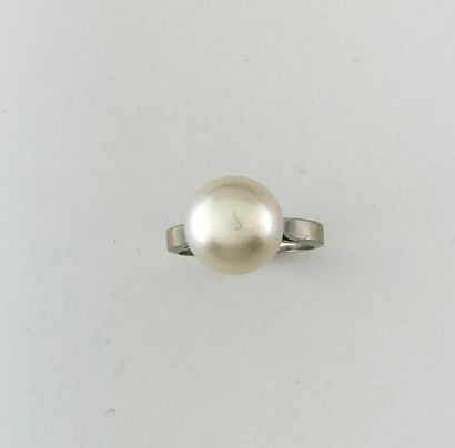 Ring in white gold 750°/°° decorated with...