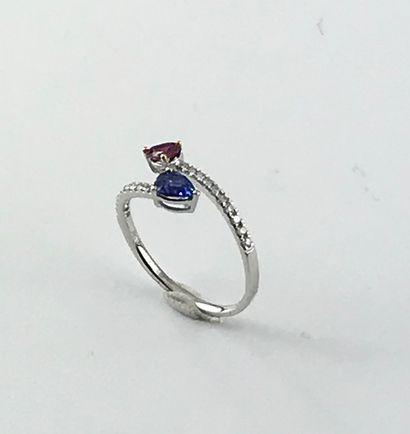 Crossed ring in white gold 750°/°° set with...