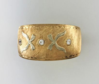 Cuff bracelet in two textured golds 750°/°°...