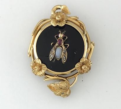 Gold leafy brooch 750°/°° with a bee set...