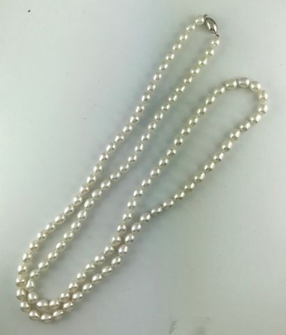 Necklace of freshwater pearls, silver clasp...