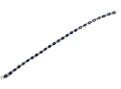 BRACELET en or gris, saphirs et diamants...