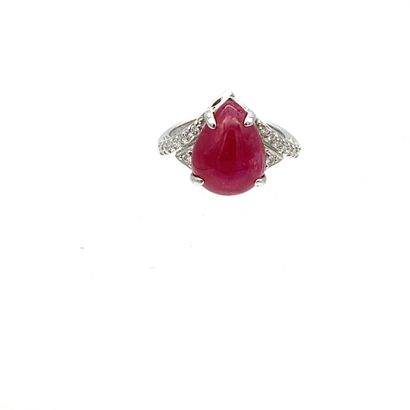 BAGUE en or gris, rubis et diamants
White...