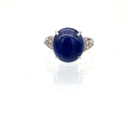 BAGUE en or gris, saphir et diamants
White...