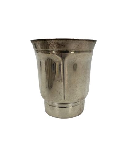TIMBALE en argent (950‰), à quatre faces,...