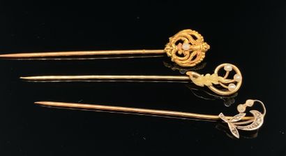 TROIS EPINGLES DE CRAVATE en or et perles
THREE...