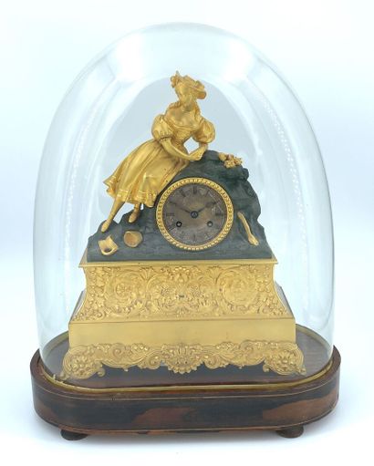 PENDULE en bronze doré ornée d'une femme...