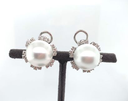 Paire de BOUCLES D'OREILLES en or gris et...
