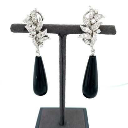 Paire de BOUCLES D'OREILLES en or gris, diamants...