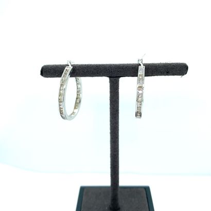 Paire de CREOLES en or gris et diamants
Pair...