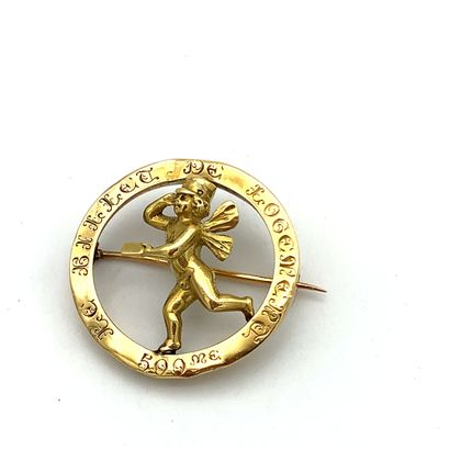 Gold (750‰) round brooch with openwork decoration...
