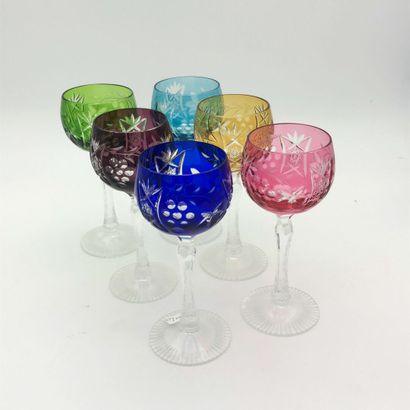 Suite de SIX VERRES colorés en cristal taillé.
Hauteur...