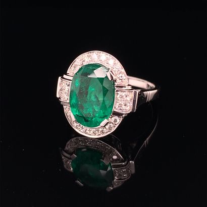 BAGUE en or gris, émeraude et diamants
White...