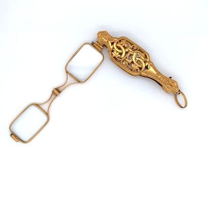 Paire de lunettes et canif en or
Paire de...