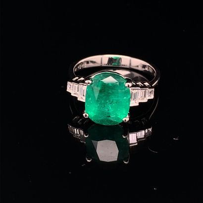 BAGUE en or gris, émeraude et diamants
White...