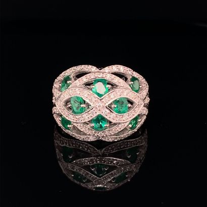 BAGUE bandeau en or gris, émeraudes et diamants.
White...