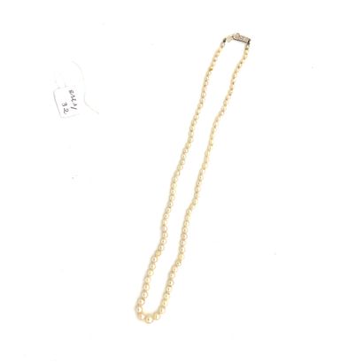 NECKLACE of cultured pearls. 
Length: 48...