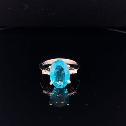 BAGUE en or gris, apatite et diamants 
White...