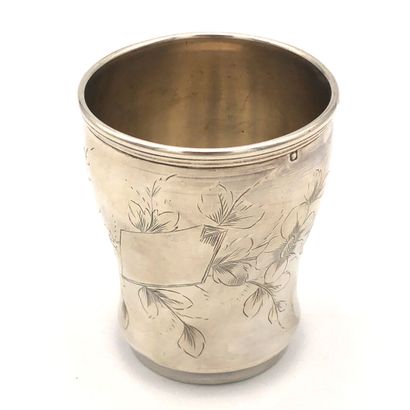 TIMBALE galbée en argent (950‰) à décor ciselé...