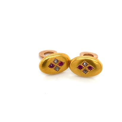 Paire de BOUTONS DE COL en or, diamants et...