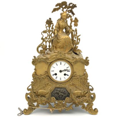 PENDULE en bronze doré à décor d'une élégante...