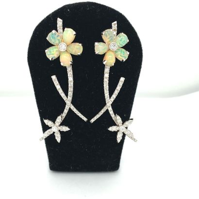 Paire de BOUCLES D'OREILLES en or gris (750‰),...