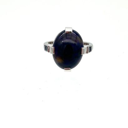 BAGUE en or gris et saphirs
White gold ring...