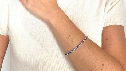 BRACELET en or gris, saphirs et diamants...