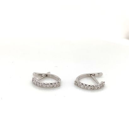Paire de DEMI-CREOLES en or gris (750‰) et...