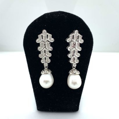 Paire de PENDANTS D'OREILLES en or gris,...