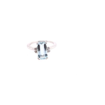 BAGUE en or gris, aigue-marine et diamants
White...