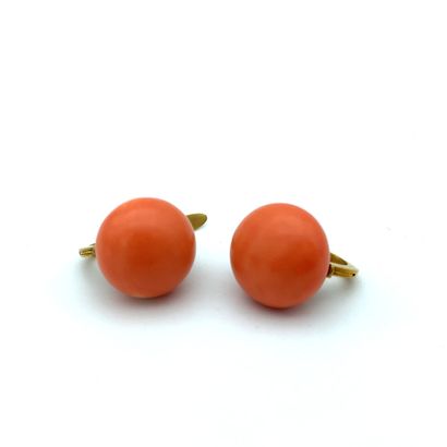 Paire de BOUCLES D'OREILLES en or et perles...
