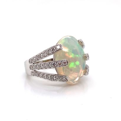 BAGUE en or gris, opale et diamants
White...