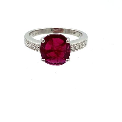 BAGUE en or gris, rubis et diamants
White...