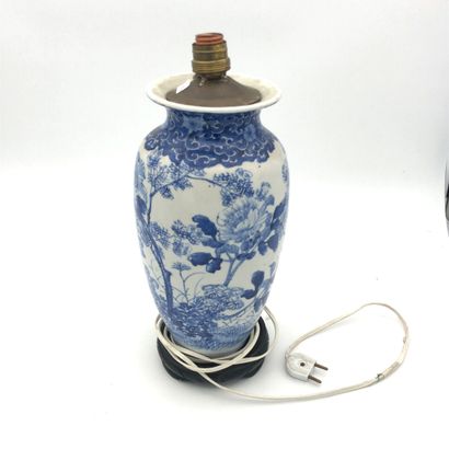VASE en porcelaine à décor blanc-bleu, monté...