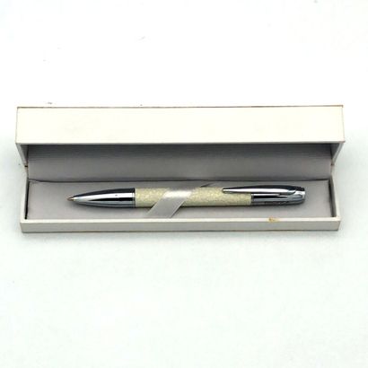 STYLO BILLE NINA RICCI, white floral model,
In...