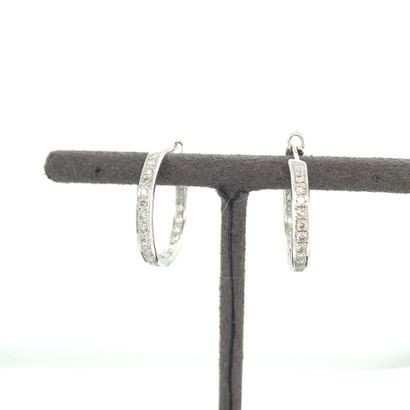 Paire de CREOLES en or gris et diamants
Paire...