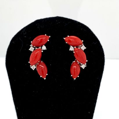 Paire de BOUCLES D'OREILLES en or gris (750‰),...