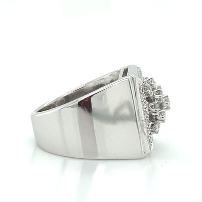 BAGUE chevalière en or gris et diamants
White...