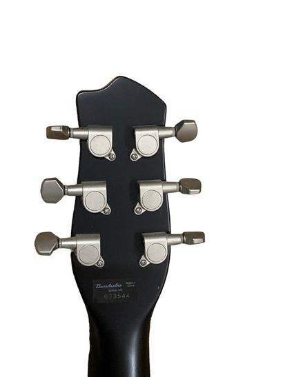 Guitare électrique de marque Danelectro
Modèle...