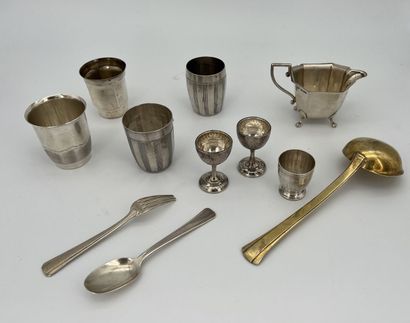 TIMBALE en argent (950‰), à quatre faces,...