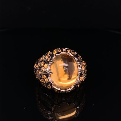 BAGUE bombée en or gris et noirci, citrine...