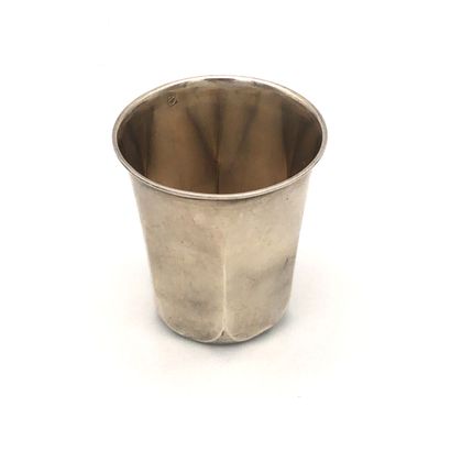 TIMBALE en argent (950‰) à décor uniplat...