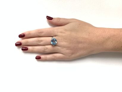 BAGUE en or gris, topaze et diamants
White...