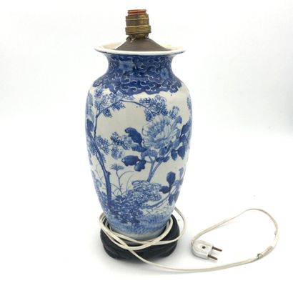 VASE en porcelaine à décor blanc-bleu, monté...