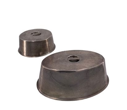 Deux cloches couvre-plat en métal argenté,...